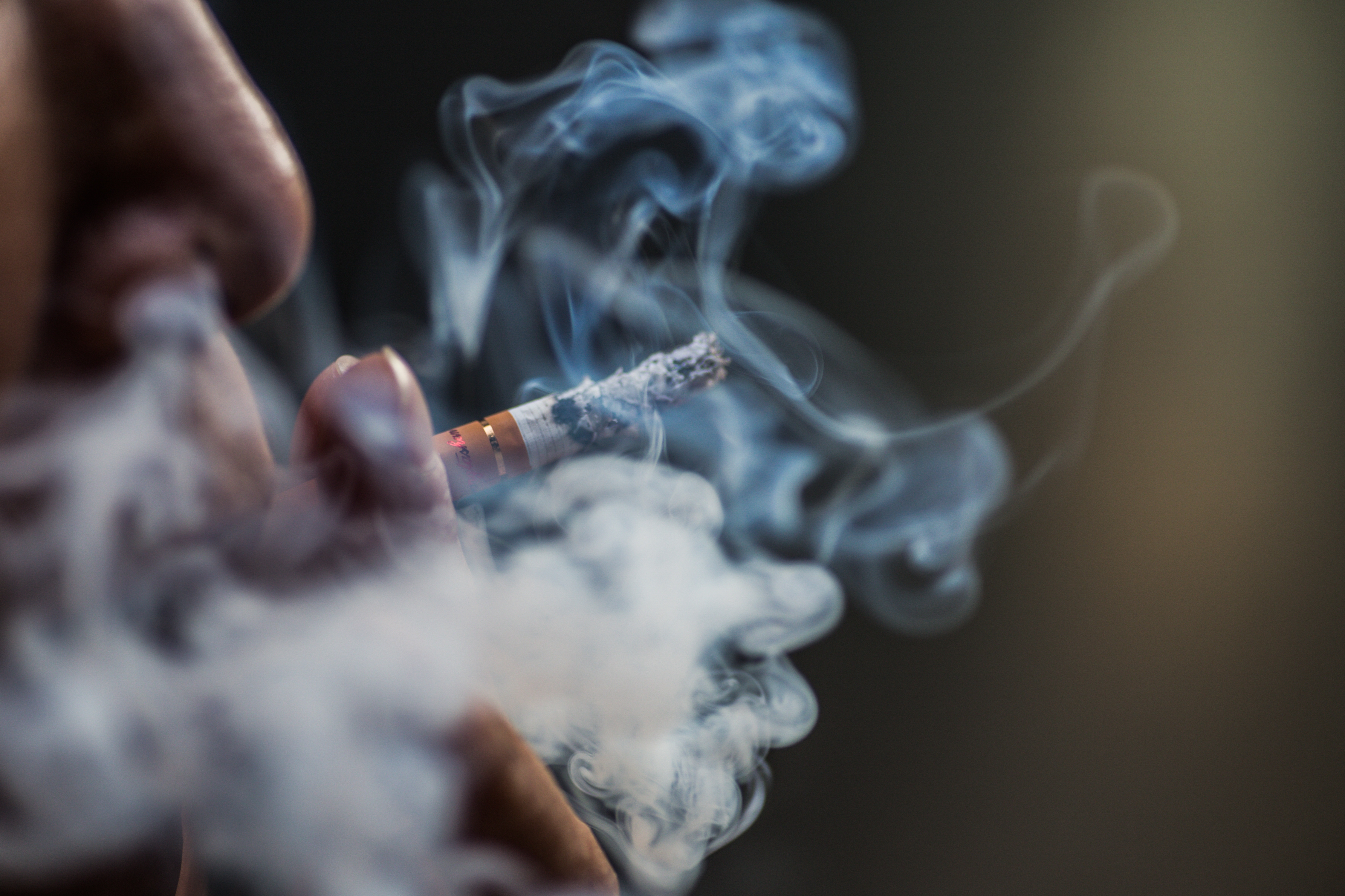 Perokok dikelilingi asap rokok